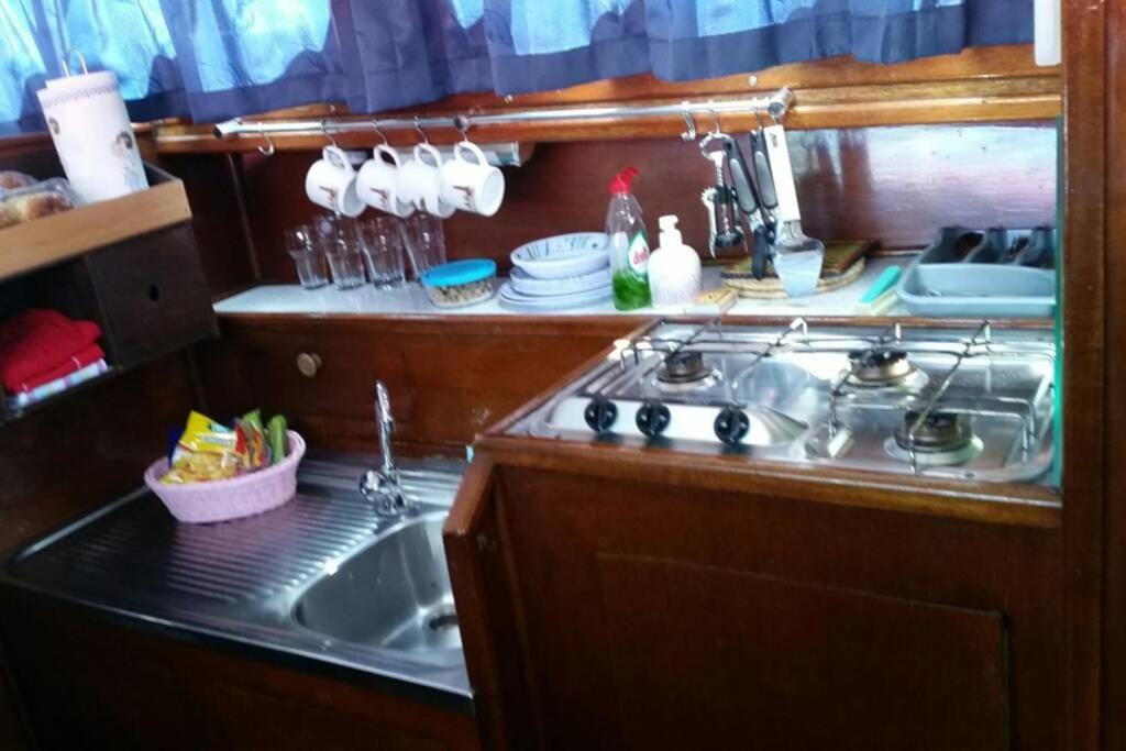 Boat Allemansfreon - Kamperen Op Het Water - Niet Om Mee Te Varen - Read Host Profile-Lees Hostprofiel Jutrijp ภายนอก รูปภาพ