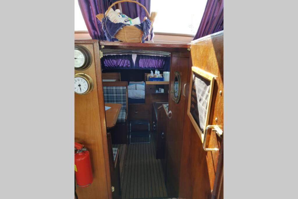 Boat Allemansfreon - Kamperen Op Het Water - Niet Om Mee Te Varen - Read Host Profile-Lees Hostprofiel Jutrijp ภายนอก รูปภาพ