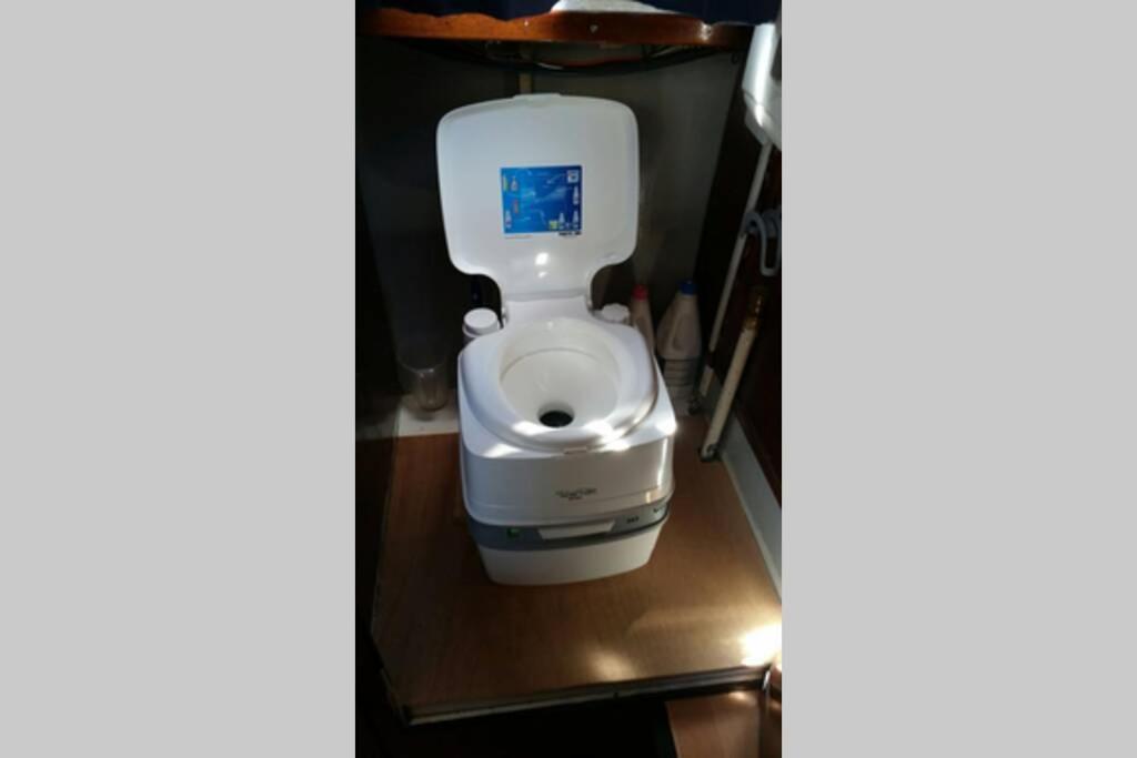 Boat Allemansfreon - Kamperen Op Het Water - Niet Om Mee Te Varen - Read Host Profile-Lees Hostprofiel Jutrijp ภายนอก รูปภาพ