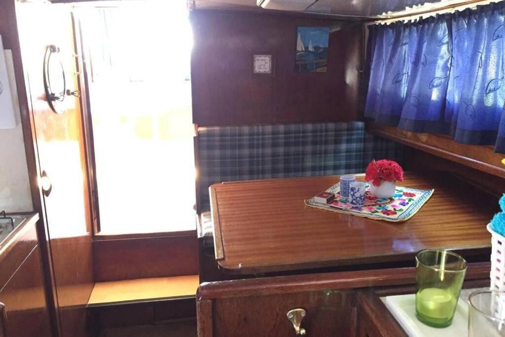 Boat Allemansfreon - Kamperen Op Het Water - Niet Om Mee Te Varen - Read Host Profile-Lees Hostprofiel Jutrijp ภายนอก รูปภาพ