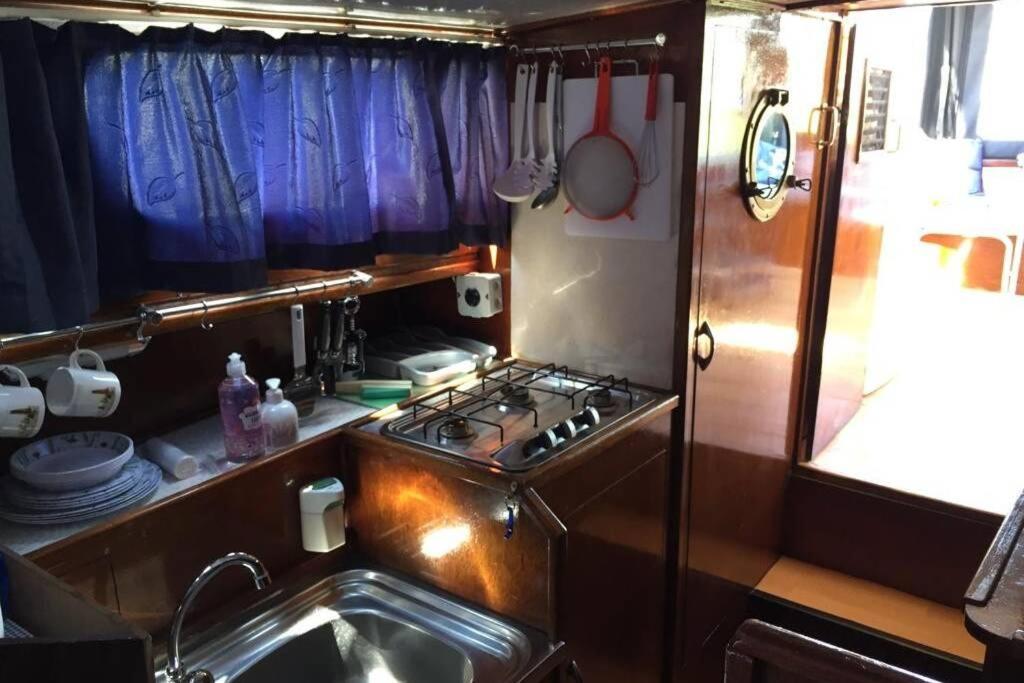 Boat Allemansfreon - Kamperen Op Het Water - Niet Om Mee Te Varen - Read Host Profile-Lees Hostprofiel Jutrijp ภายนอก รูปภาพ