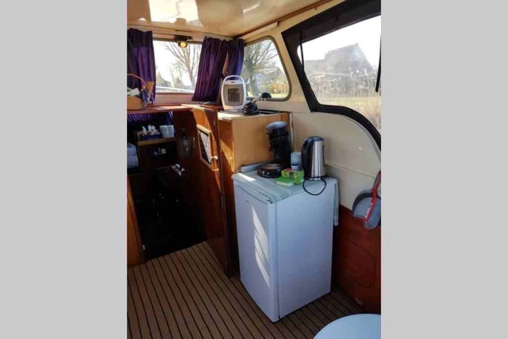 Boat Allemansfreon - Kamperen Op Het Water - Niet Om Mee Te Varen - Read Host Profile-Lees Hostprofiel Jutrijp ภายนอก รูปภาพ