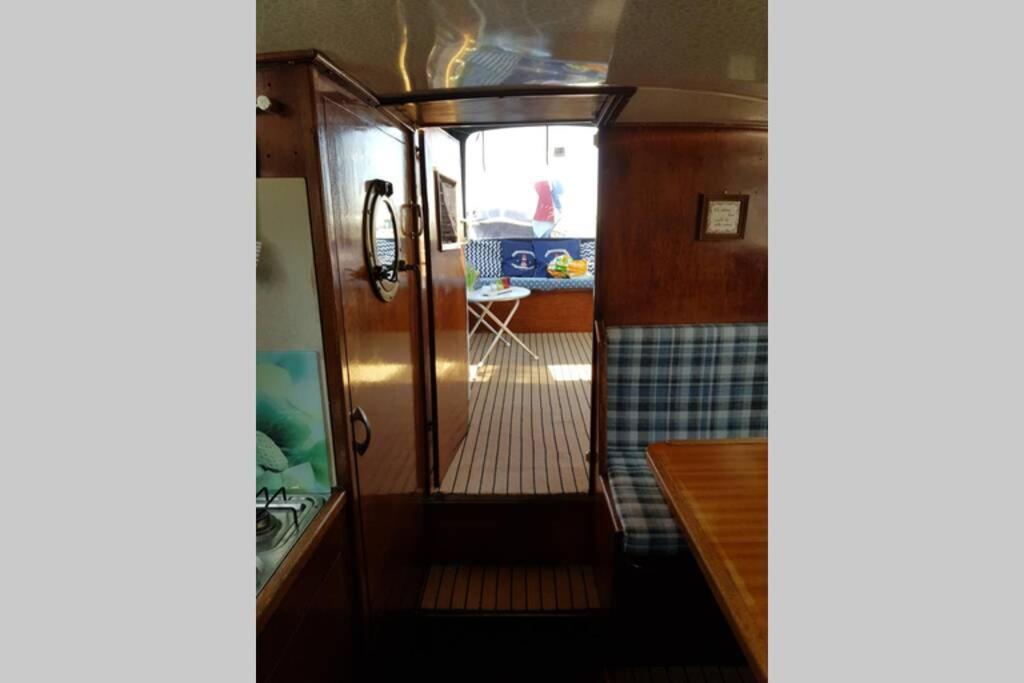 Boat Allemansfreon - Kamperen Op Het Water - Niet Om Mee Te Varen - Read Host Profile-Lees Hostprofiel Jutrijp ภายนอก รูปภาพ